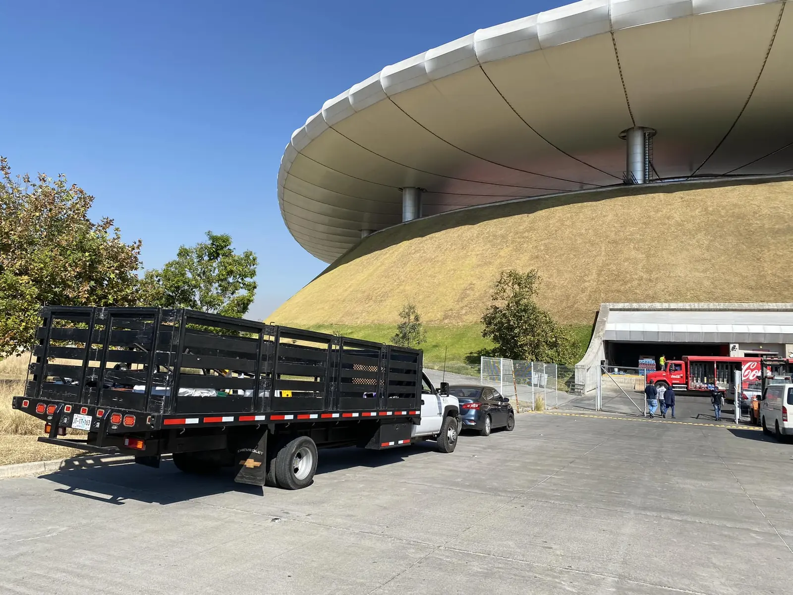 Camión de redilas circulando junto al Estadio Akron
