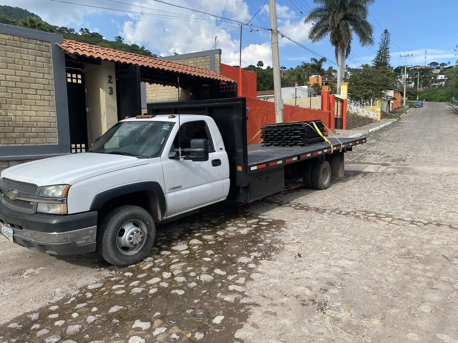 Camión de plataforma estacionado en una calle residencial