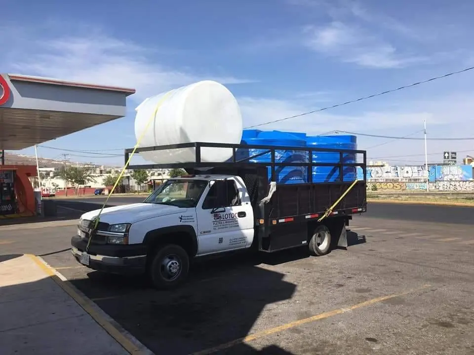 Contenedores plásticos de gran volumen cargados en el camión