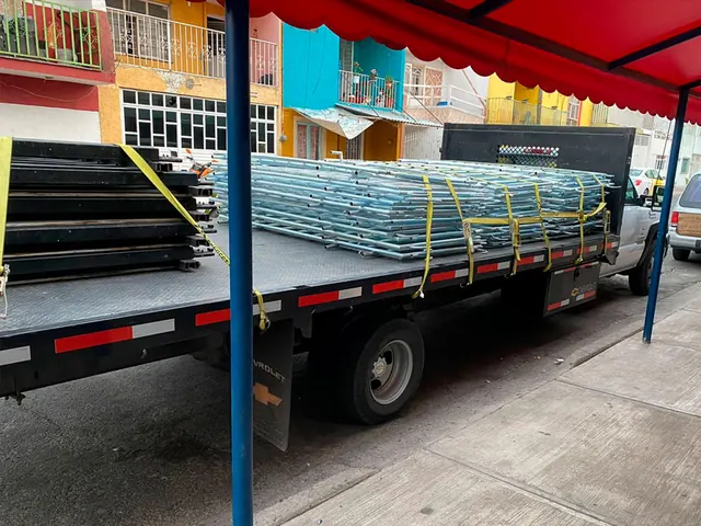 Material de construcción largo sujetado sobre la plataforma