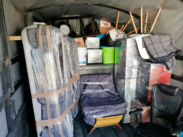 Interior de la caja con colchones y muebles protegidos