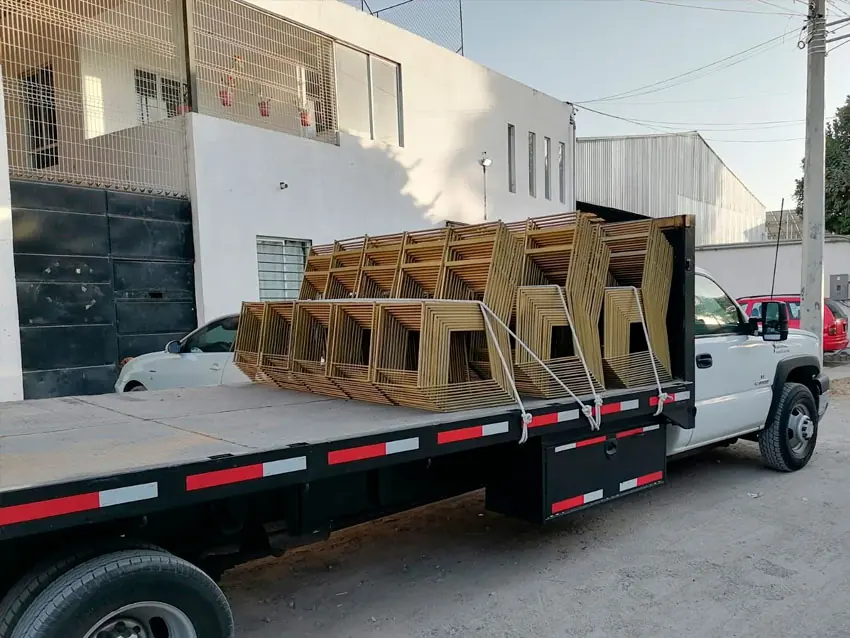 Tarimas de madera estibadas sobre plataforma